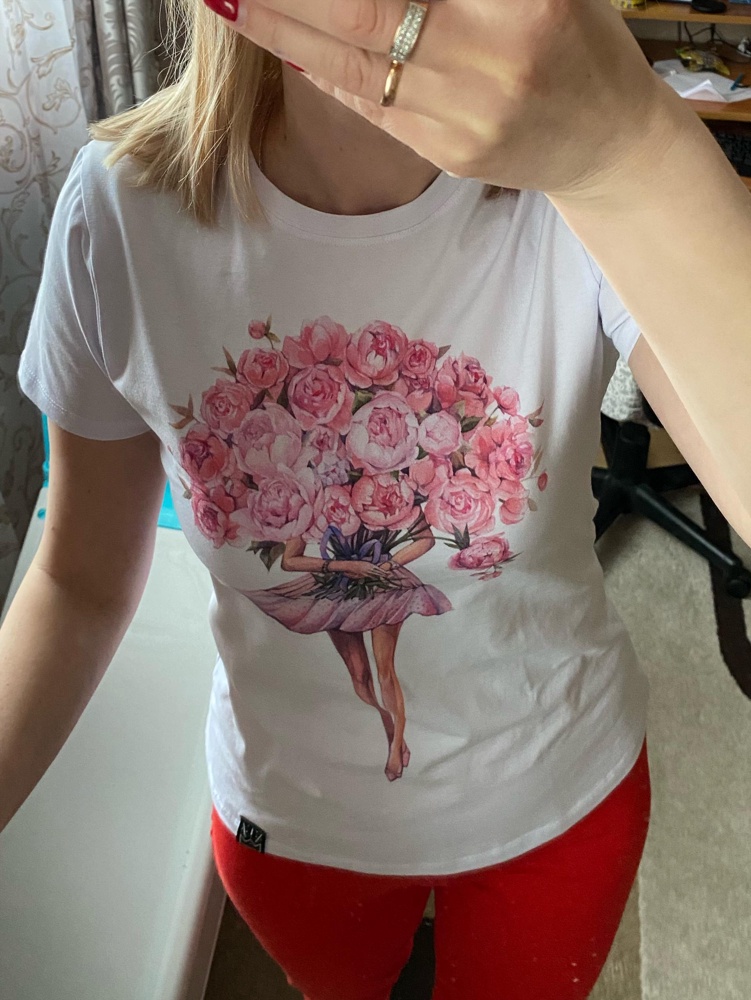 Читаю последний комментарий и не понимаю чем не приятная футболка?! Вводят в заблуждение... Состав 95% хлопка и 5% лайкры. Футболка очень приятна к телу, качество супер! Рисунок 👍 после стирки не изменилась. Брала на выбор S и M, взяла S. Размер размерной сетки соответствует. 