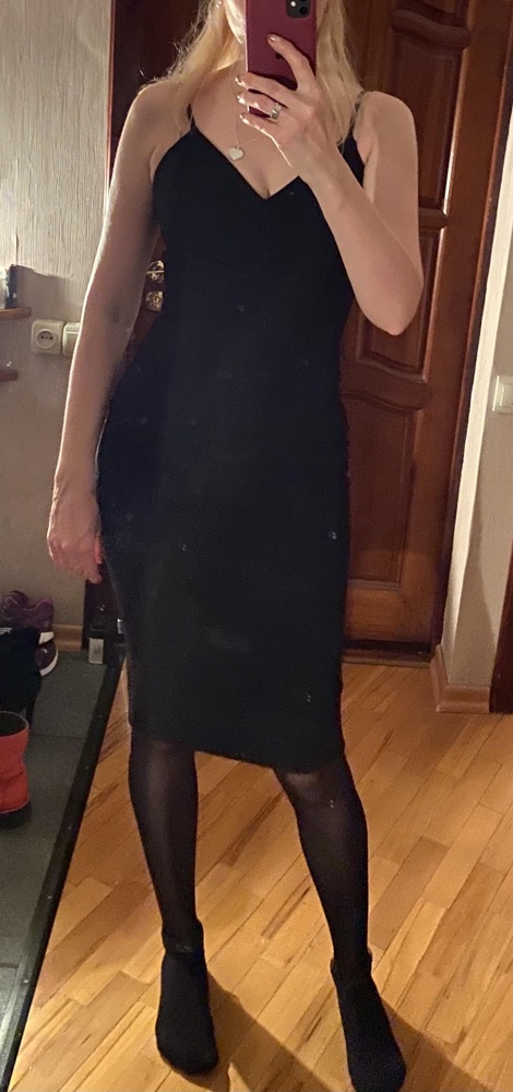 Платье хорошее, заказала два размера. На 90/67/94 размер М велик, не говоря уже про L. Отзывы вводят в заблуждение. Комментарий производителю - почему такие короткие лямки? Лиф тянут наверх на рост 174 смотрится не очень, думаю у S лямки ещё короче, смысл заказывать. На фото размер M