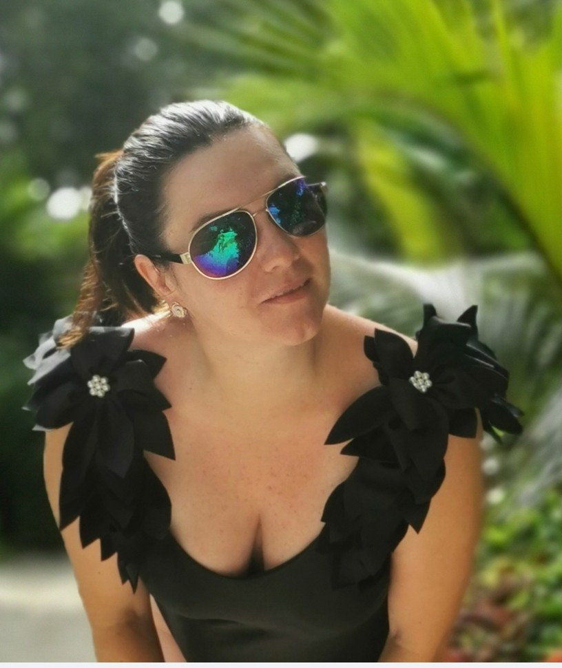 Купальник - супер! Лямки держатся хорошо, не спадают, покупкой довольна на все 100%