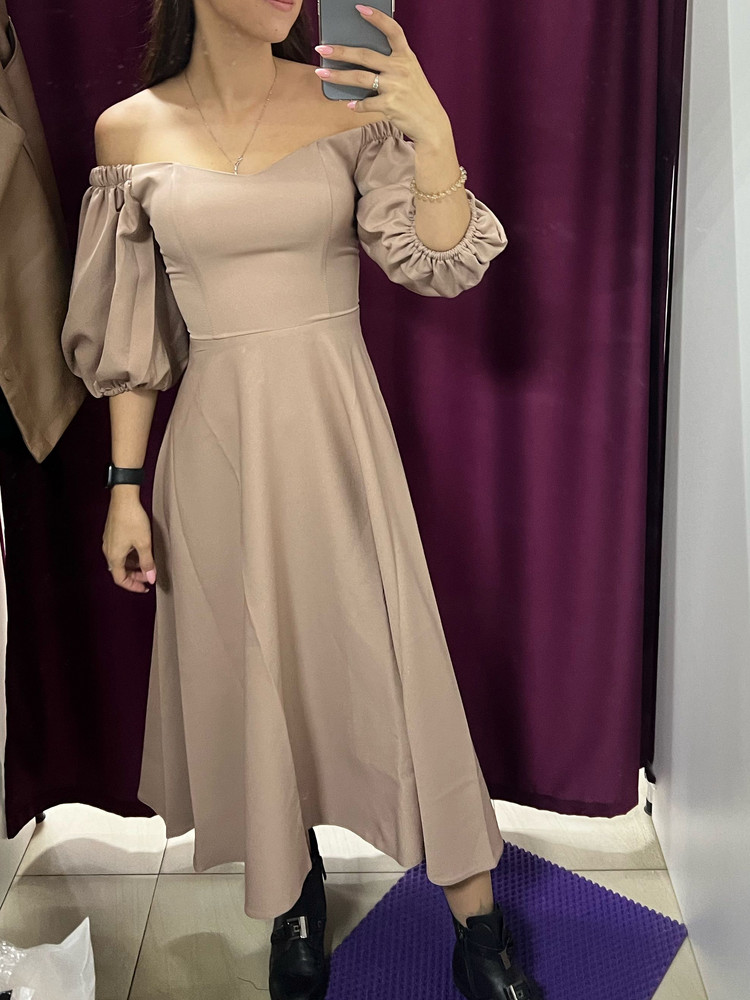 Шикарное платье,заказала просто померить,а по факту лучше чем на фото😍 Село просто идеально,на свой xs 40 размер прям точь в точь) брала к подружке на свадьбу,просто шикарное,смотрится дорого и подчеркивает талию,купила)