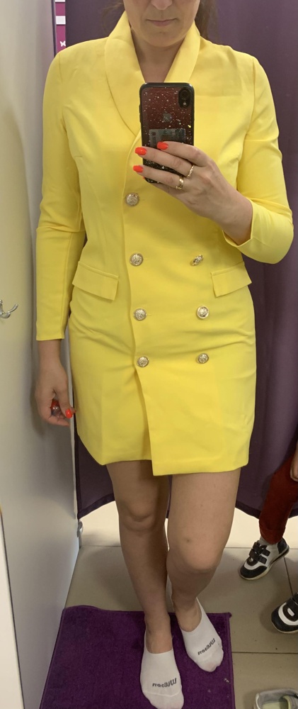 Мерила чёрное и жёлтое. Заказала в размер. Ношу 48-й заказала маркировку 48. Качество ткани, как многие писали – голосом ты этика. К телу неприятно. Маломерит минимум на размер. На бёдра 48 – не сходится. Если внимательно посмотрите фото чёрного – там видно, сколько не хватает для того, чтобы комфортно застегнуть. Рукава на рост 180 – Мега короткие.