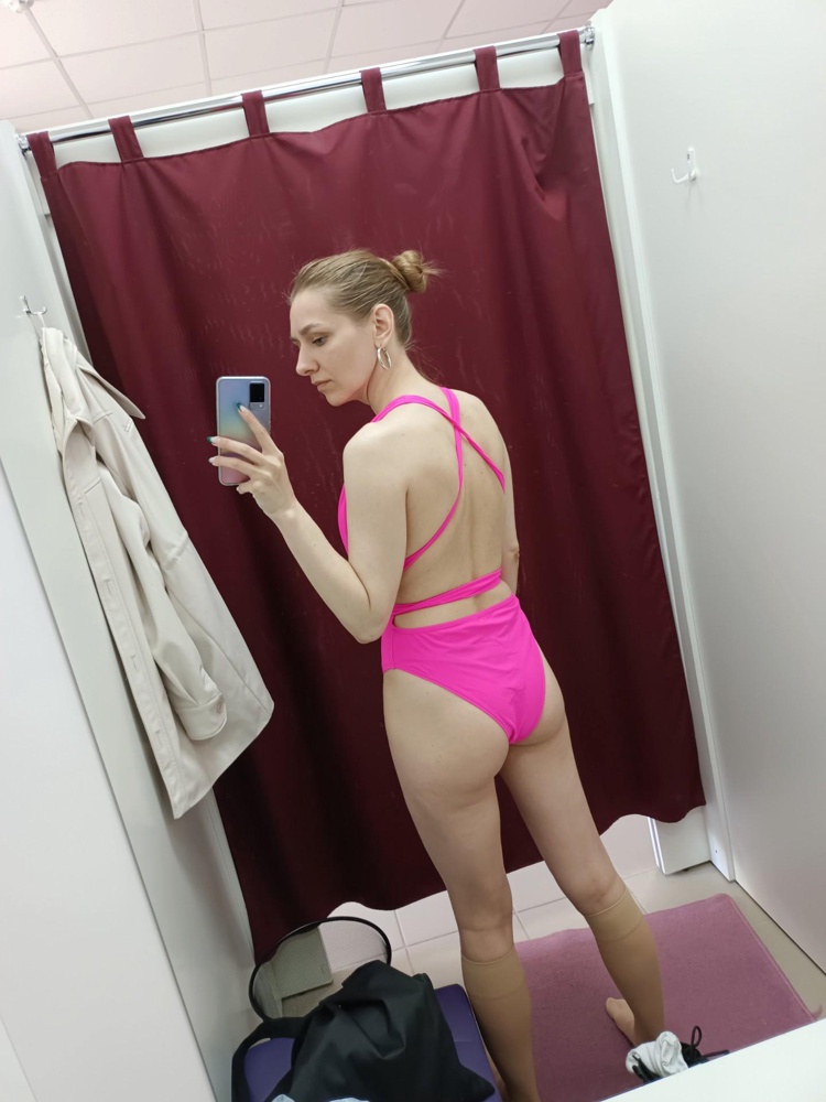 Купальник супер! Качество отличное. Цвет как на картинке яркий. Мои параметры 87-65-90. S размер (первые 2 фото) по бедрам оказался лучше, но верх получился довольно откровенный, грудь прикрывает чуть больше чем на половину, кому-то может это и норм, но мне хотелось бы больше ткани, а то кажется что мал, не пропорционально. М размер (последние 3 фото) на бедра совсем не сел, сильно морщится, но зато грудь хорошо прикрывает, гармоничнее смотрится. Однако при определенных движениях морщится и на груди, а если хорошенько натянуть, то подкладки будут уже выше груди. На последнем фото видно, если подтянуть, то ляжет хорошо, но вкладыши заберутся далеко вверх. Думала может взять М да ушить как-то, но в итоге оставила S, со скрипом. У меня всегда так, либо верх мал, либо низ велик. Смотрите сами по своей фигуре. Качество купальника отличное, своих денег стоит. Рекомендую.