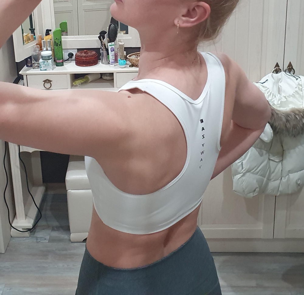 Отличный топ! Заниматься очень комфортно-ничего не передавливает и не задирается. Качество пошива на высоте-ничего нигде не торчит, швы ровные, поролоновые чашечки тонкие и не доставляют дискомфорта. На мой рост 165, ОБ-99, ОТ-70, ОГ-88 размер S идеально подошёл, размерная сетка соответствует. Покупкой очень довольна и рекомендую.