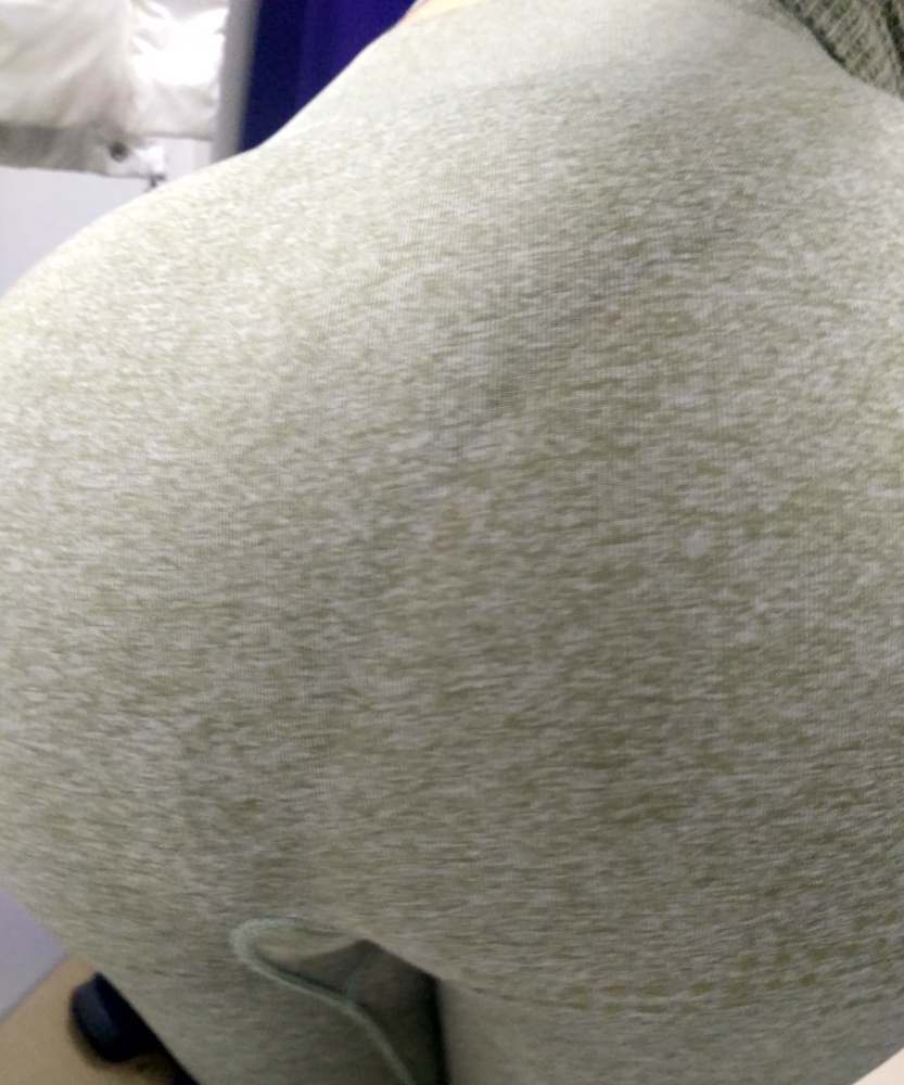 Очень достойный костюм, пошив хороший и ткань приятная к телу, единственное МАЛОМЕРИТ(( брала на свой 44 даже 46,но все равно сидит слишком плотно и еще цвет не понравился в реале и то,что просвечивают на попе(( и не только((