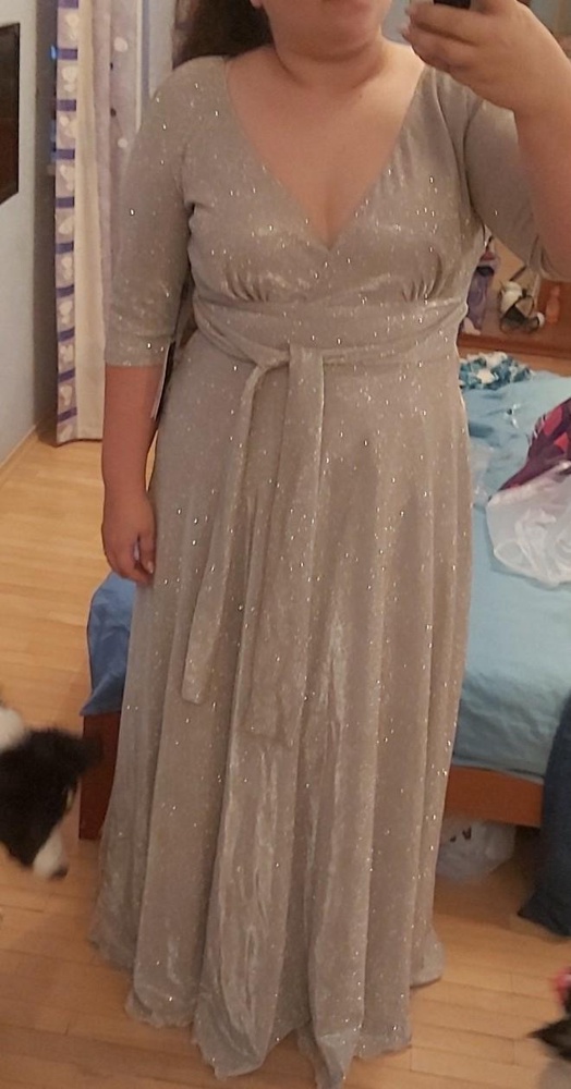 Оно действительно осыпается и все вокруг блестит)) но платье шикарное, дорого смотрится) я в него влюбилась )