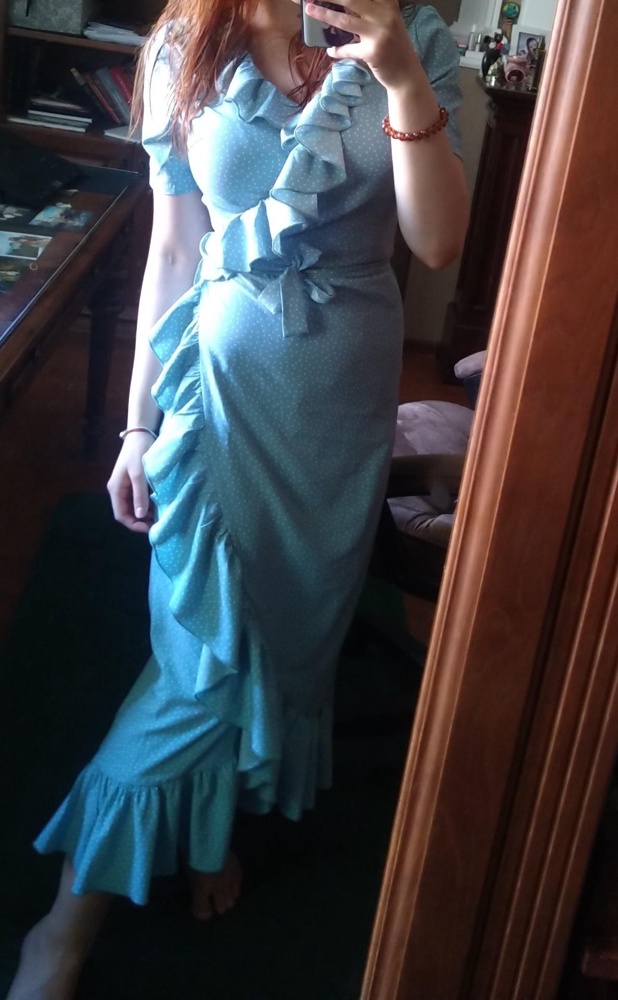 Платье вроде неплохое, красивый цвет, но мне показалось, что выглядит как халат. Размер большемерит, пришлось туго затягиваться, чтобы выглядело получше. Модель на любителя, может девушкам более пышным пойдет больше