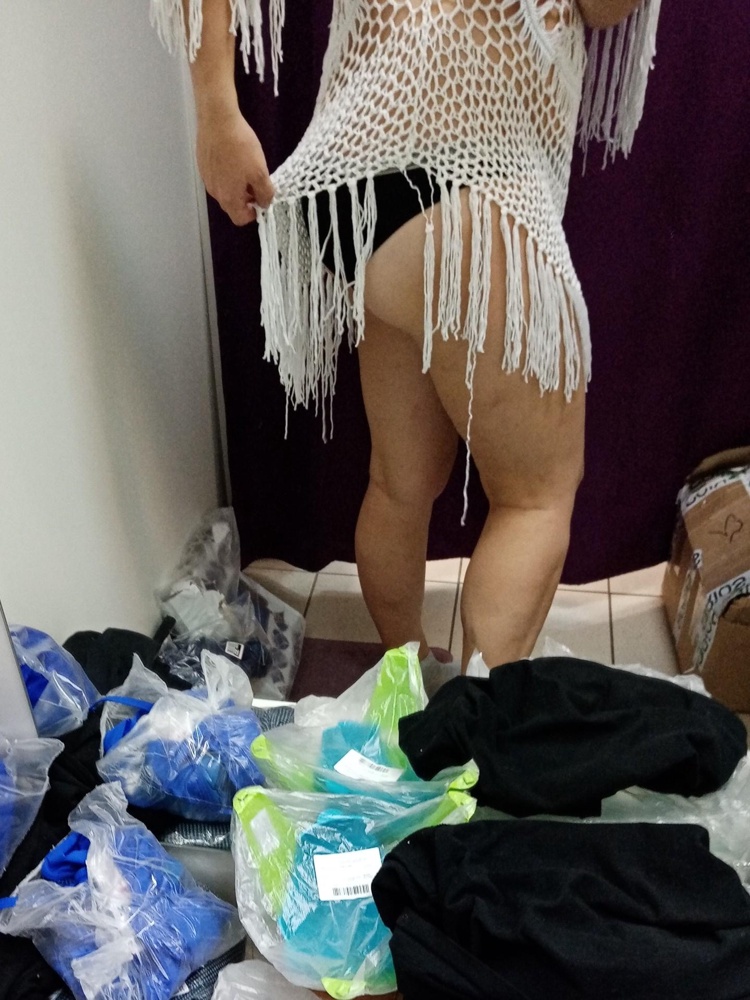 Ужасное качество! Всё распущено. Везде торчат верёвки. На плече дыра. Спереди сшит рисунок в кучу. Ну зачем запаковывать и отправлять бракованный товар? За 1900 извините, деньги не лишние! Или на дурака рассчитано? А вдруг не проверят?