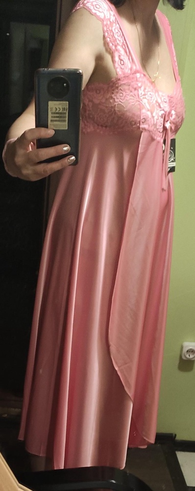 Шикарная ночная рубашечка, струящаяся, просто прелесть.