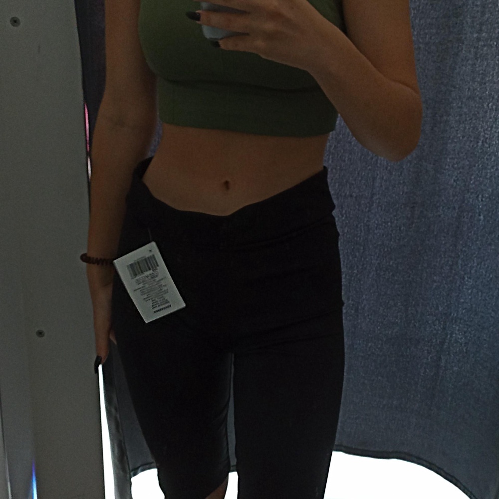 очень большие в талии, но ставлю 4 звезды, потому что может я слишком худая ахах и очень сильно понравился материал