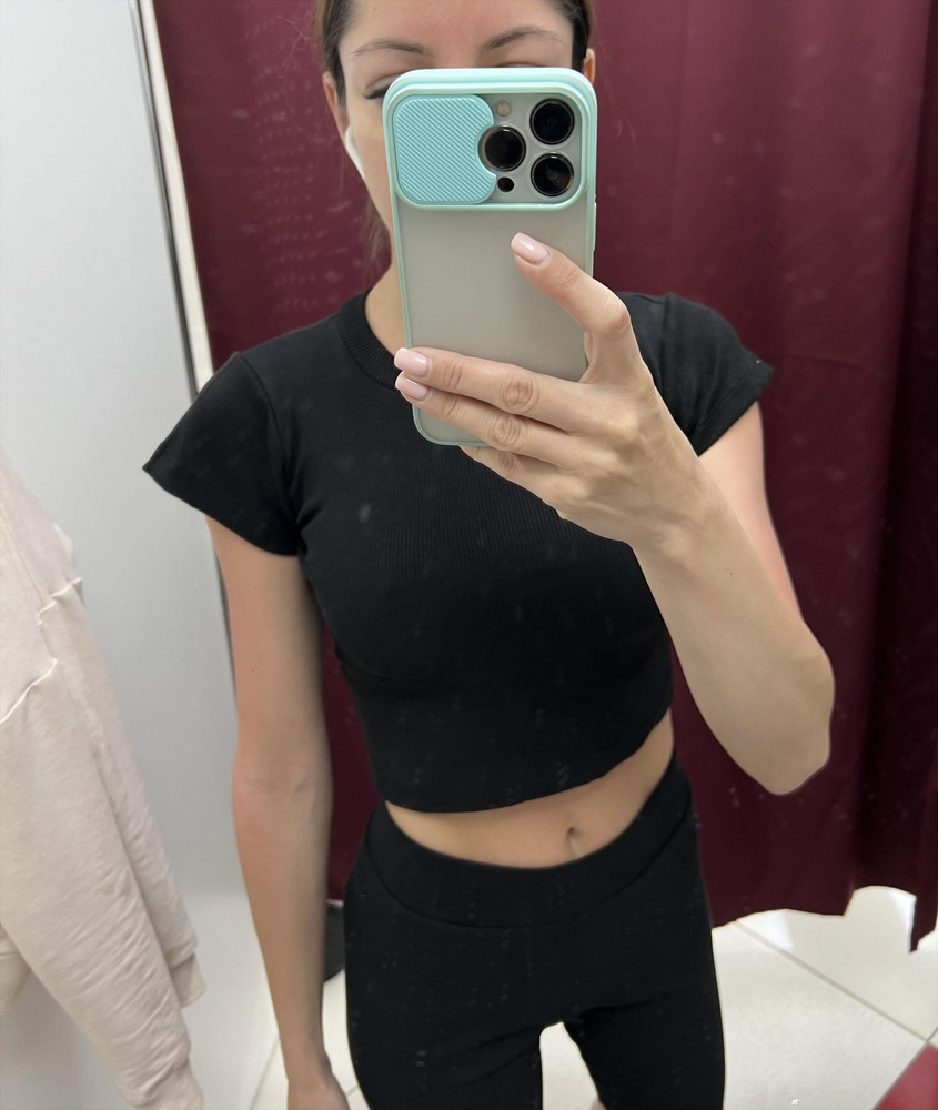 Штаны сели хорошо, а вот верх детский. В плечах маловато и рукава торчат. Отказ 🤷‍♀️