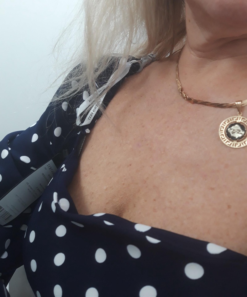 Если плечи поднять ,то вот так оттопыривается.....
Материя оооочень приятна к телу,
Горошек красив,но бёдрах широко,у меня об 94,не подошло