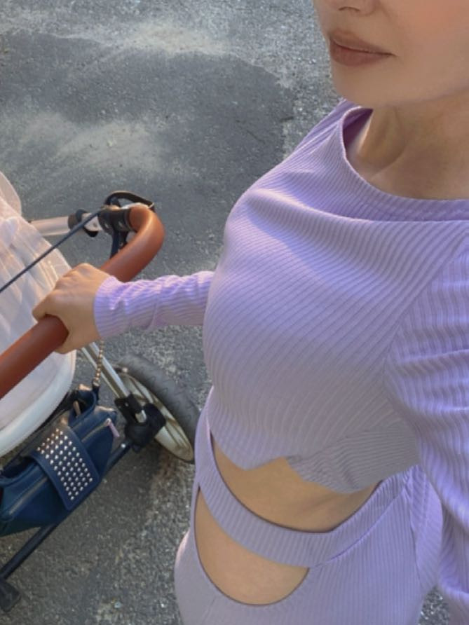 Костюм очень хорошего качества, топ сел идеально, брюки в талии большеваты, из-за отзывов заказала м размер хотя можно было брать s, писали что очень узкий в талии