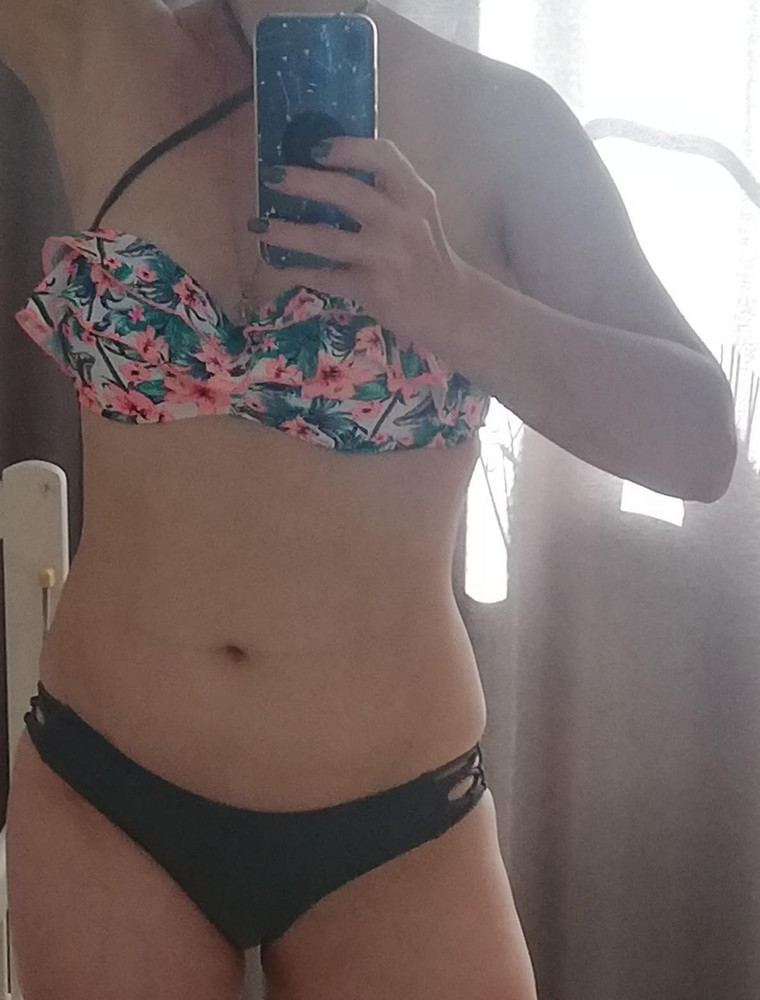 Купальник - мой восторг! Потрясная яркая летняя расцветка, и мой любимый фасон! Лиф сел идеально, пушап и воланы соблазнительно подчёркивают грудь скромных размеров ( 70-75в Ог 86 подошёл размер 38), плавки сели тоже идеально, смотрятся интересно за счёт сетки - узелков по бокам. Бретели съёмные, можно носить и без них, а можно их несколькими вариантами завязывать. Кстати, пушап, несмотря на то что его кажется там много, воду в себя совсем не впитывает, что меня очень удивило и обрадовало. Качество купальника отменное, на плавках ластовица заклеена санитарной наклейкой, упаковано было хорошо. Я довольна!!! 👍