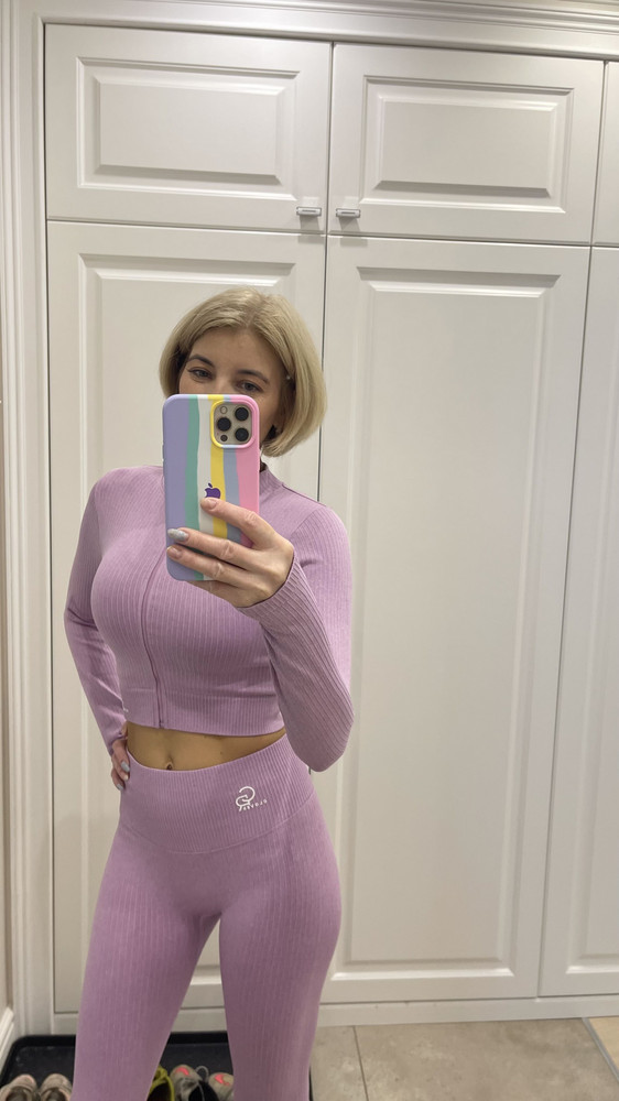 Отличный костюм взяла М обычно ношу S и не прогадала, ничего не тянет, сидит как влитой, не просвечивает, я в полном восторге, да ещё за такую цену( и топ и рашгард и легенсы ) обычно у других продавцов за такую цену только рашгард, а тут целый костюм. Швы ровные,  цвет такой как на картинке советую однозначно 👍🏻