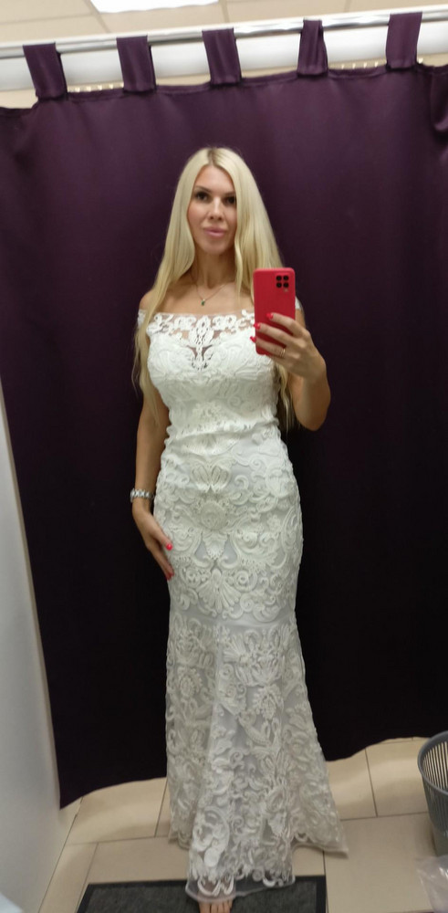 Платье очень красивое, качественно сшито, взяла на регистрацию брака. Обычно ношу 42-44, но платье взяла 40, больше понравилось как сидит, ничего не спадает, всё по фигуре, ходить удобно в нём.