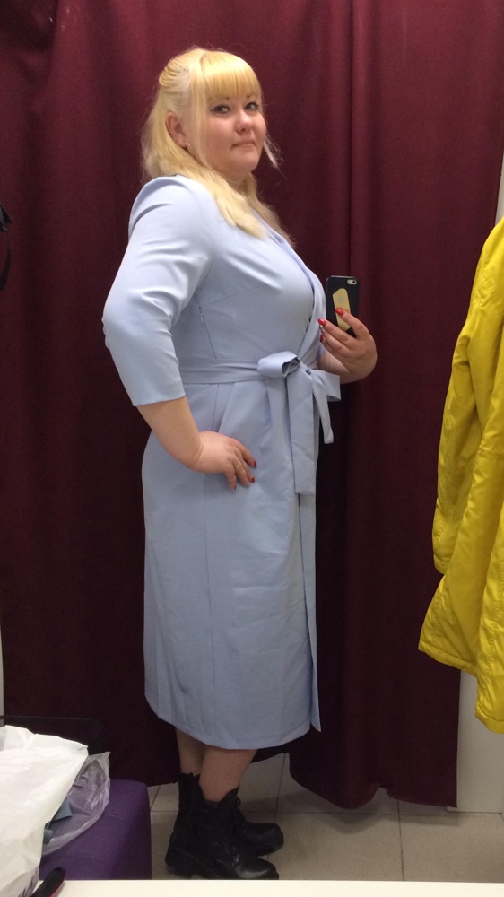 Платье красивое, понравилось как село на мне, насколько оно может сесть на фигуру без талии😃мои параметры (108-90-108), подошёл размер XXL-52. Рост 160 см, ниже колен, за счёт этого вытягивает силуэт. Взяла за 3628 рублей, хотела дождаться скидки, но его постоянно выкупают. Материал плотный держит форму и не видно лишних жировых складок. 😃👍это уже второе платье этого производителя. 