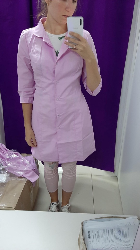 Отличный халатик,глубокие карманы,заказывала размер 44 и 46,купила 44 т.к 46 уж очень большой.Ткань почти не просвечивает,очень приятная,не синтетика как во многих мед.одежках.
 Очень интересный крой воротничка,сидит по фигуре.
 На рост 170см на 5 см выше колена.
 Вес 56кг,чашка B, 44 размер сел отлично.
 На последнем фото 46 размер,огромный.