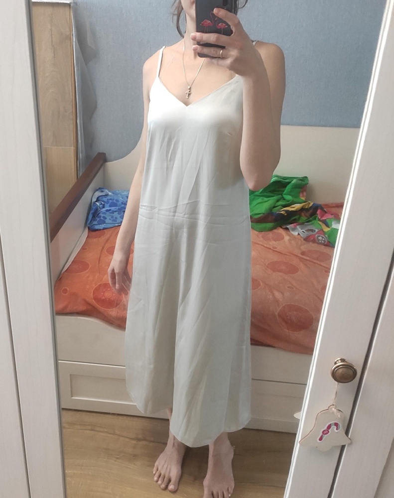 Смотрится ужасно, как ночнушка. Очень широкое и несуразное. На меня не село совершенно. К тому же цвет заявлен серебристый, по факту с каким-то зеленоватым оттенком.