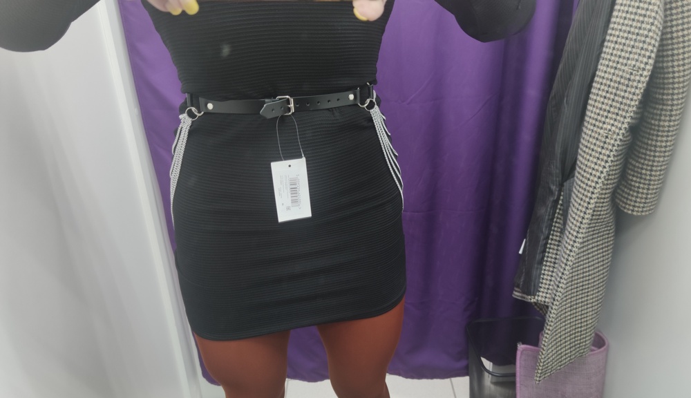 Дёшево выглядит. Не самый качественный кожзам. Тоненькие цепочки со слабыми звеньями. У меня стандартный размер М, еле застегнула на талии. На фото продавца цепи закрывают бедро полностью и крепятся, всё же таки, в области живота. Совсем другое крепление. По факту, где-то сбоку. Толком не видно и непонятно, если смотреть спереди. Мне не понравилось. Ожидание - реальность. Но не за эти деньги. Полиэтиленовый ремешок и цепочки от пробки в ванне. 