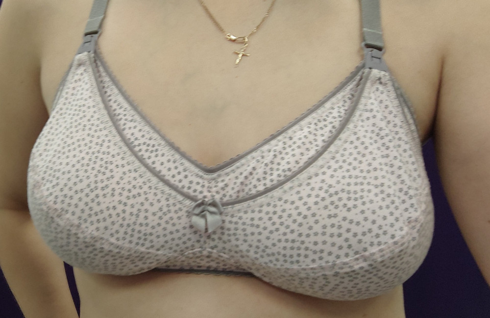 Чуть болтался, затянула обхват на крючки поближе и подтянула лямки. Сел идеально. Подбирала по таблице размеров с сант.лентой. качество 100 %  хорошее. Нет недостатков. Цвет нежный, ярче, чем на фото.