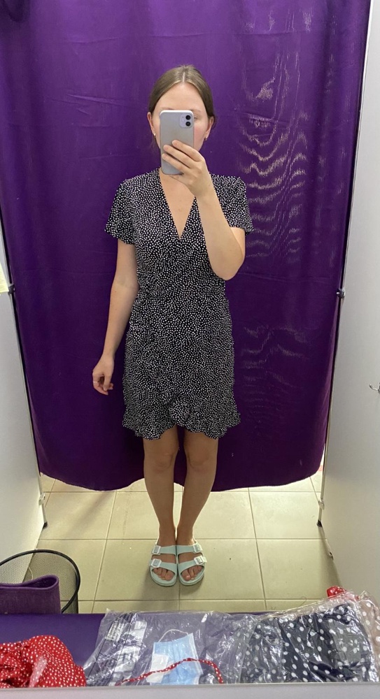 Заказывала это платье в трёх цветах, понравилось больше красное. Но в итоге выбрала такое платье другого производителя, т.к. там цветовая гамма была гораздо больше, и мне подобное платье в оттенке пыльной мяты подошло больше, чем красное. Если бы других вариантов не было, выбрала бы из этих красное, ткань приятная, со швами проблем не было, хороший крой, платье удобное и хорошо сидит.