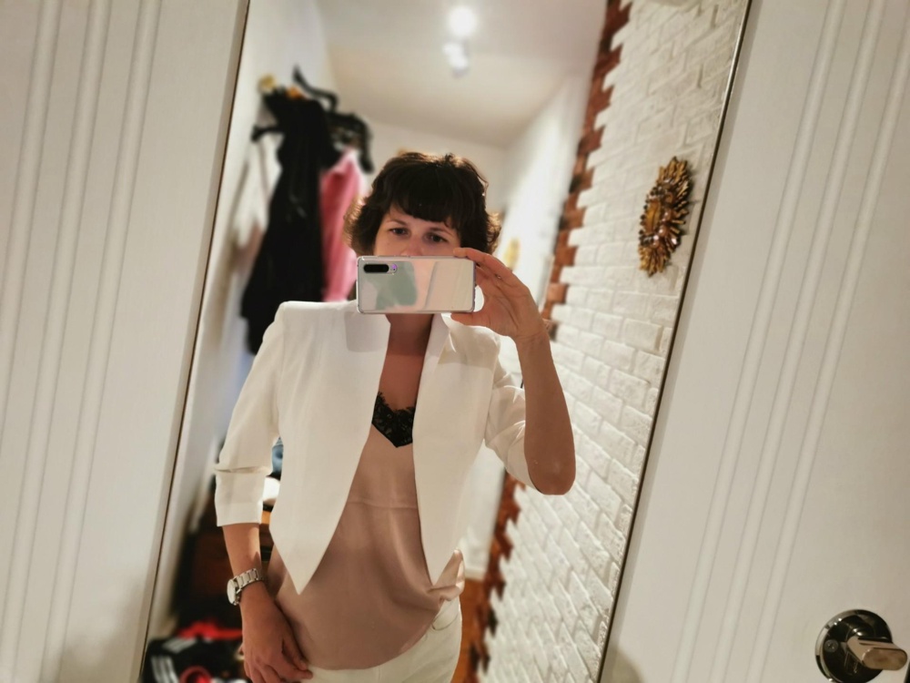 Под пиджак просто супер! Бомба. Ткань лёгкий атлас. Струится. На ОГ 92 заказала размер М. Это второй такой топ. Первый был серый.