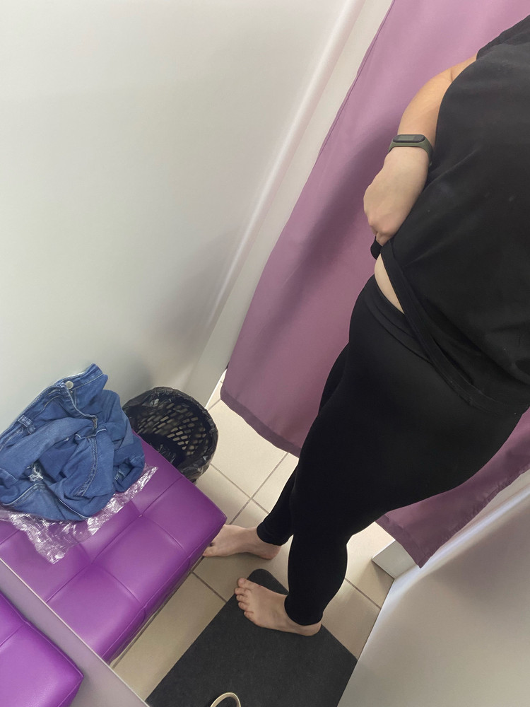 Качество пошива хорошее мне понравилось. Но большимерят прям на размера 2 точно . На мой 48-50 я взяла 48 и оказались немного здоровы не утягивают. Но мне понравился материал и как они сели. Забрала. Вследующий раз закажу 46 р . Не просвечивают. На осень самое то . 