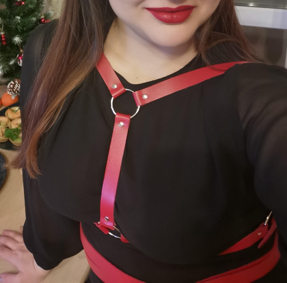 Хорошая вещь. Весело было разбираться как надевать. Красится, но тут прочла, что тряпочкой протереть заранее нужно. Качество нормальное. Мне понравилось.