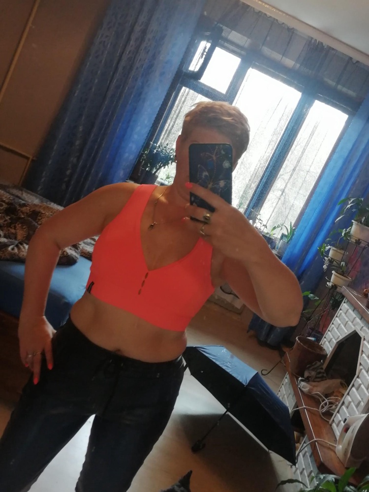 Шикарнейший топ!!! На ог 97 взяла M. И не прогадала. Обычный размер L. Плотный, внутри чашечки, хорошей длины. Яркий, насыщенный цвет. Очень рекомендую.