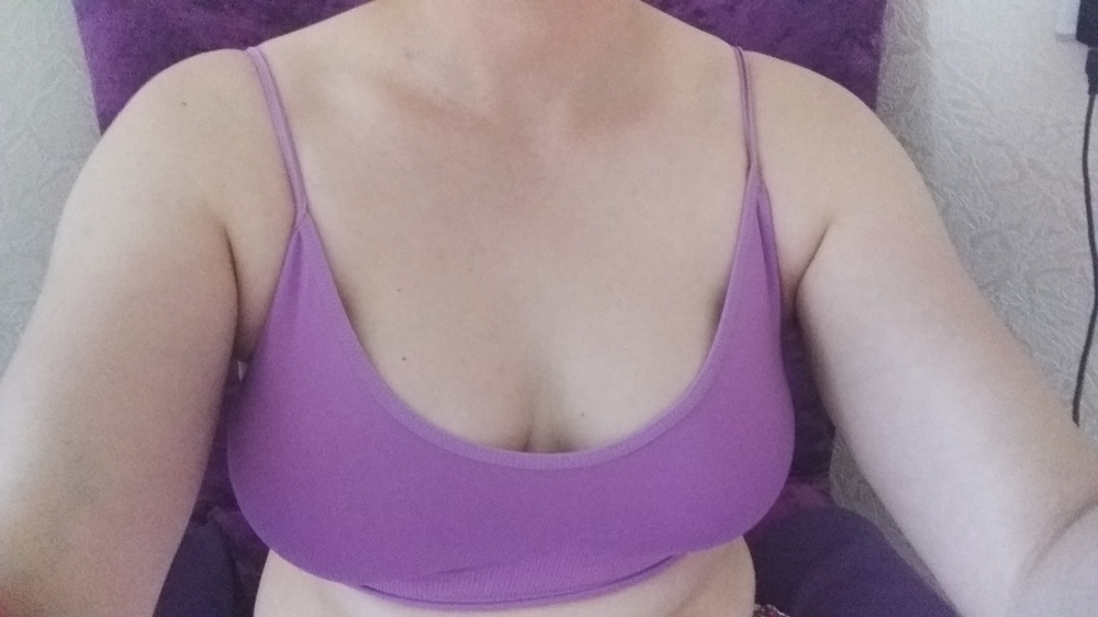 На обхват груди 105 подошел 4 l/xl. Не свободно,а в обтяг. Мне так и хотелось. Цвет бледнее ,чем на фото. Нежно сиреневый.
