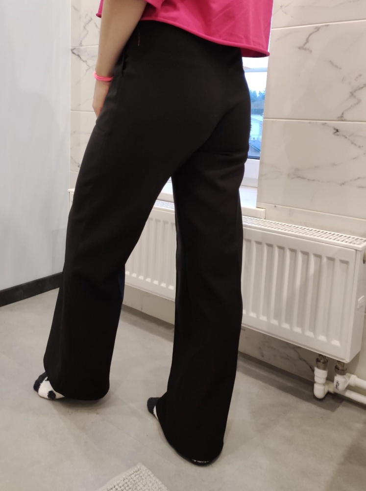 Очень понравились эти черные женские брюки, выбирала между несколькими производителями , ткань у этих брюк плотная , но при этом приятная к телу. Мой рост 160, пришлось подшить низ , но это того стоило , идеальная ширина и плюс хорошо сидит на попе за счёт резинки , которая сзади .