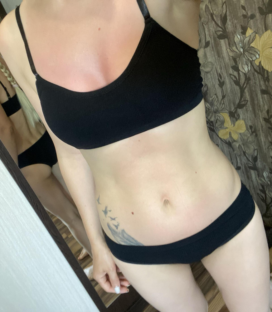 Ткань в рубчик, достаточно мягкий комплект, трусики по типу бразильяно, а не ритузы .на маленькую грудь отлично 👍🏻 спасибо 