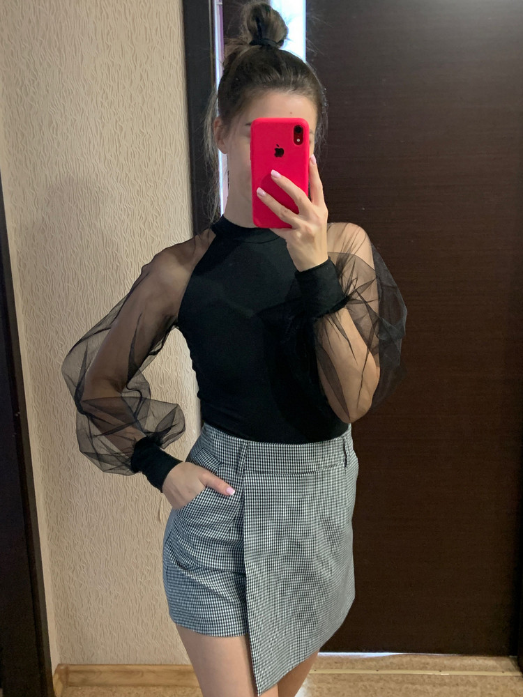 Невероятное боди!!!😍😍10из10‼️ В размер,на мне 42) Приятная ткань,похожая не велюр,застежка у боди регулируется на двух застежках,как у лифа😉Сетка не колет на руках)Покупкой довольна!За 1000₽ это халява!Цена изначальная соответствует качеству! Можно собрать множество образов)