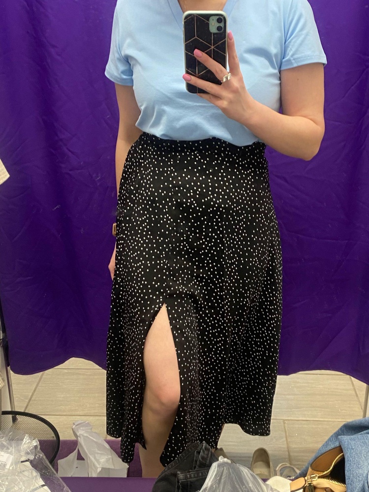 Юбка огонь! Длина миди супер , разрез на ноге смотрится очень круто. Подойдёт на любую фигуру , очень круто скрывает несовершенства фигуры 