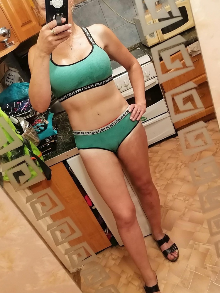 Использую как полноценный домашний костюм в жару 30 плюс, но на улицу даже до магазина в таких шортах не вышла бы , трусами назвать эти шортики язык не повернется Уж больно панталонестые А если одевать на трусы то вполне полноценные домашние шорты ткань хлопок в душу губку по дому ходить очень удобно размер 48 на полноценный российский 42-44 эти комплекты на 42-44 существуют только в двух цветах вот этот и Чёрный, все остальные строго на полное отсутствие бюста - 1 но максимум 0 размер и размер одежды на ребёнка лет 8 заказывала разных цветах Как раз на мою племянницу первоклассницу 7 лет, Жалко что только в двух цветах взрослые размеры производят с удовольствием взяла бы себе всех цветов