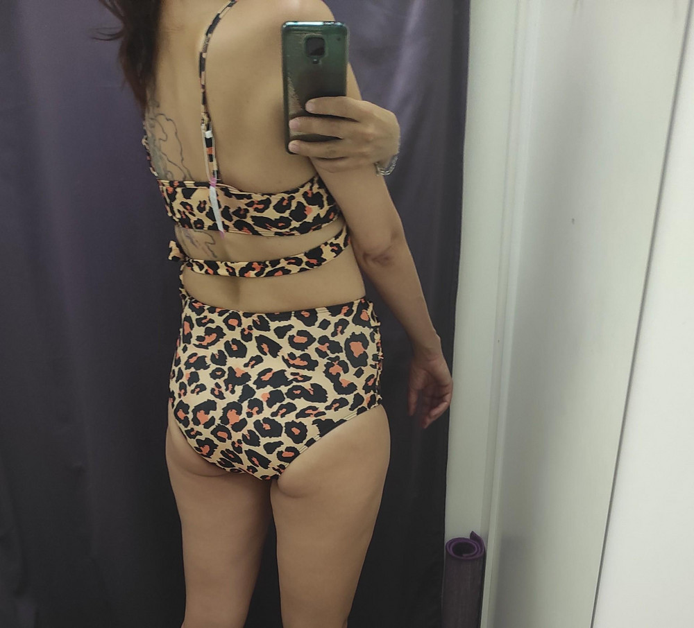 Понравился! Давно хотела с завышенной талией купальник. Об 105, ог 98, под грудью 83. Подошёл размер 42. 46 оказался чуть велик.