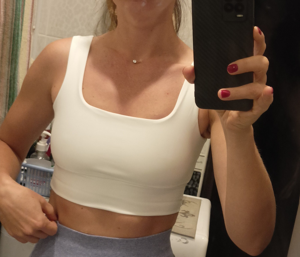 Отличный топ, удобный, приятный к телу, поддержка прекрасная, форму скорректировал. На свои параметры: объем груди 86см, под грудью 75 см отлично подошёл размер производителя 44, плотно, чувствую себя уверенно в нем. 
Заказала ещё в черном цвете. Рекомендую к покупке.