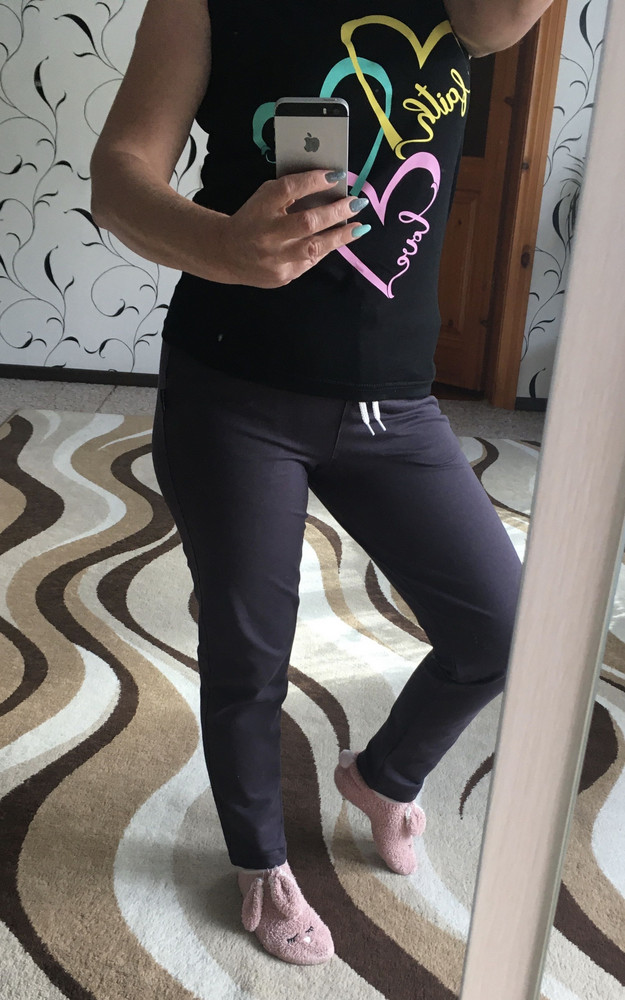 Майка обычная, пошита хорошо, ткань х/б, ношу 46, села отлично. Недорогая, брала за 302р., взяла  на лето под белые шорты,смотрится прилично, рекомендую. Мой рост 1,53 вес 57, ог 94, от 74, об 94. Сидит свободно, с размером угадала,не стирала, только примерила. Всем спасибо.