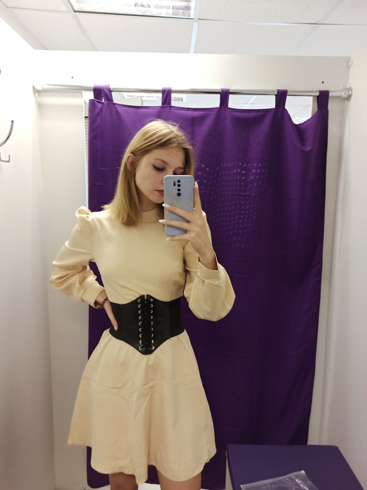 Платье отличное, купила к нему корсет (в талии большевато) Мои параметры 90-63-99 рост 180. По длине отлично подошло, хотя некоторые писали что короткое на такой рост, без корсета ещё длиннее. В общем и целом отличное платье.