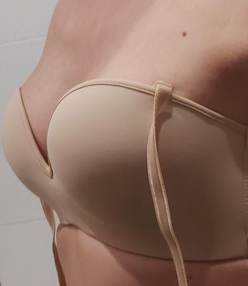 75В идёт на грудь 70В-70А держит хорошо, на вид кажется, что мелковаты чашки.