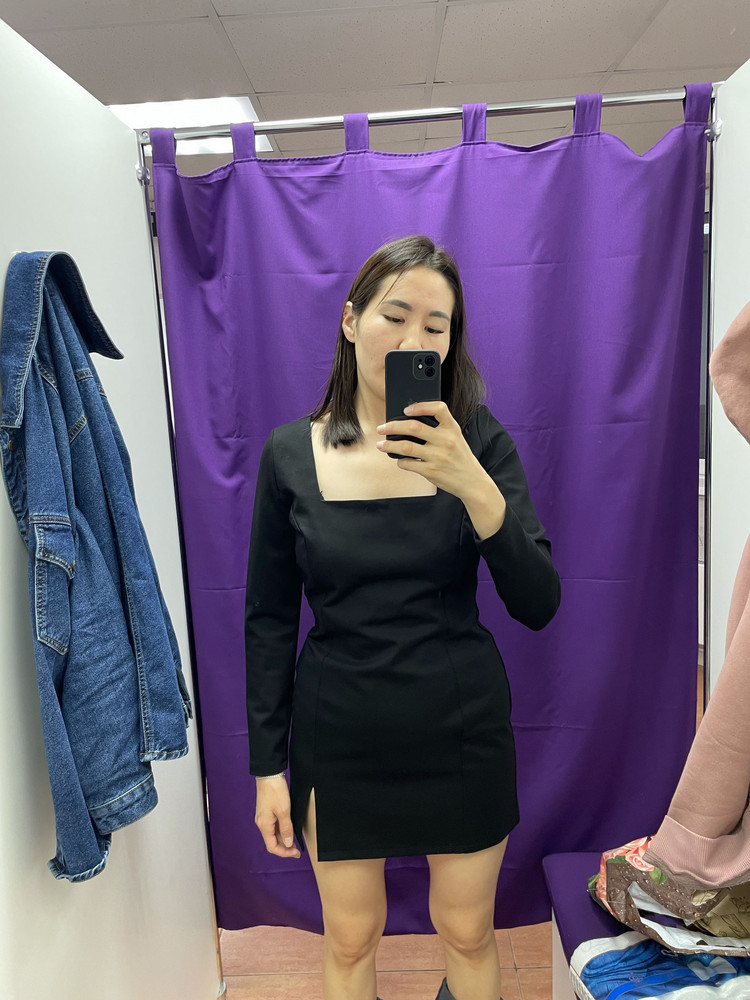 Хорошее платье, плотная ткань и сшито качественно. К сожалению на мою фигуру не село - в груди и в талии большевато, а низ обтянуло. И на рост 173 едва прикрывает попу. Поэтому отказ. Стройным девушкам рекомендую.