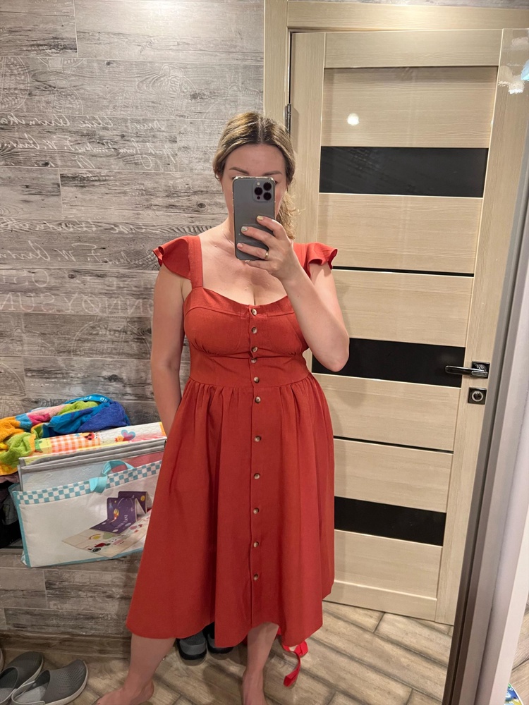 Отличная модель, приятная ткань, выбирала между кирпичным, красным и сливовым, выбрала кирпичный. Красный 48 мал, сливовый почему-то 50, как 48 оказался. А вот кирпичный 50-то, что надо. По спине и талии пошив с уплотнением ткани, поэтому отлично корректирует фигуру. Ткань приятная, по пошиву все отлично, качественно! 