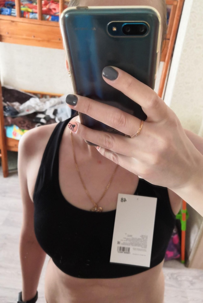 Топ хороший. Сама ношу 44 размер. Топ закпзала померить 3 размера, 46,48 и 50. В итоге 46 жмет, 48 отлично сел, его и взяла. 50 большеват.