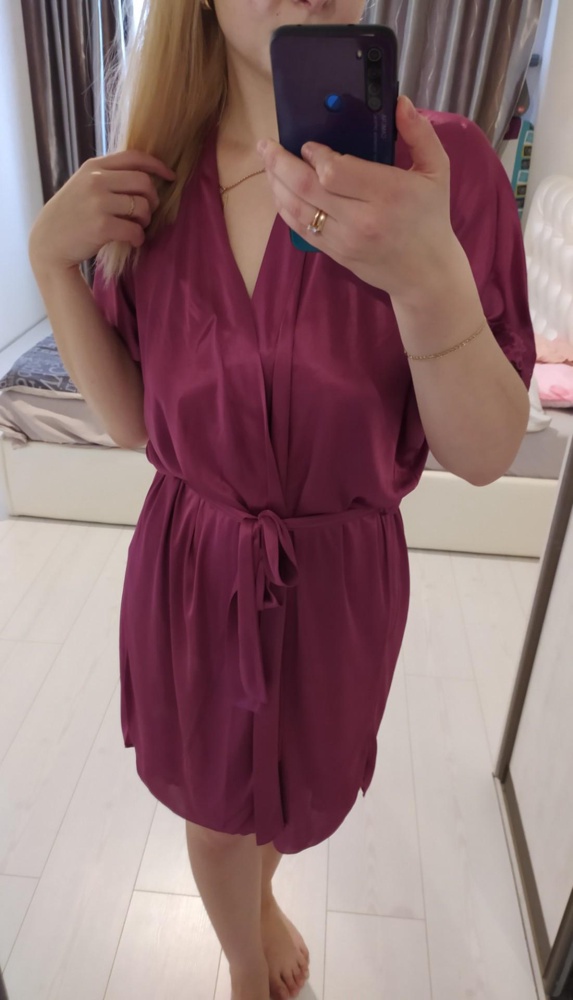 Качество за такие деньги порадовало, очень приятный к телу,размер универсальный от 44-50 отлично подойдёт.Цвет сливовый.второе фото при дневном свете.Брала вместе с сорочкой