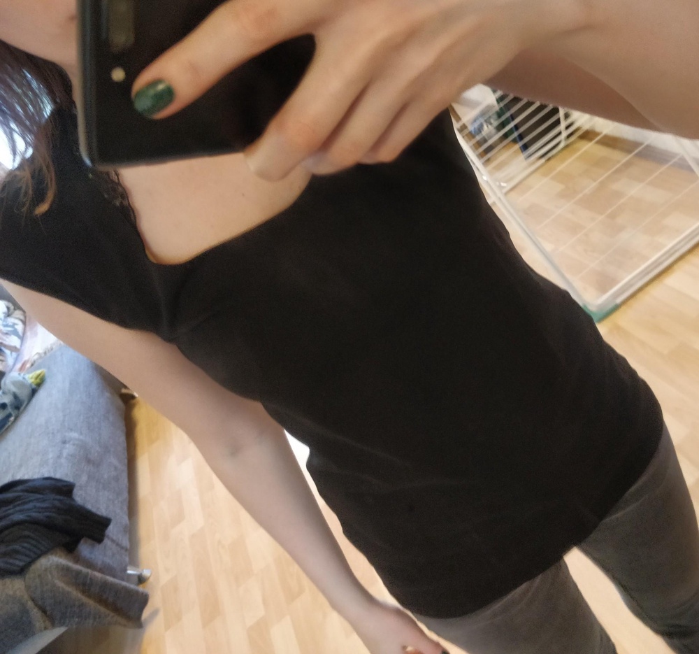 Настоятельно НЕ рекомендую данную майку обладателям размера S (42 российский) Так как указанный производителем самый маленький размер 88 по факту размер L!!  А так же, отдельная претензия Wb, что нигде на сайте не указано, что данный товар нельзя сдать, т.к. он является нижним бельем! Wb верните деньги, по причине вашего недочета в описании!
p.s. у меня пар-ры такие же как и указаны у производителя в размерной сетке (88) однако, результат посмотрите на фото.