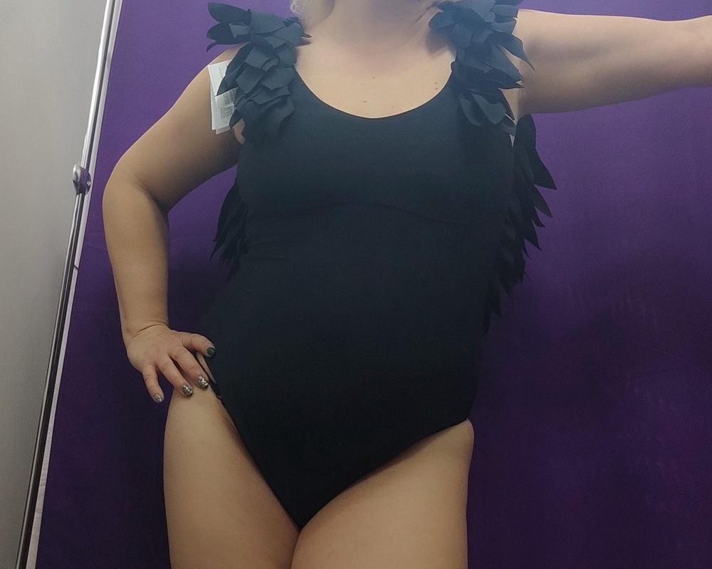 Заказала три купальника разных,и удивительно что все три понравились.Но этот прям любовь с первого взгляда))) Очень плотный,качественно сшит,уверена что не растянется ,и хорошо утягивает,не причиняя дискомфорта.Не тяжёлый ,легко надевать.И смотрится очень дорого.Купила за 4000 т,и думаю он стоит того.Упакован в специальный мешочек для хранения.👍💯Размер совпадает.