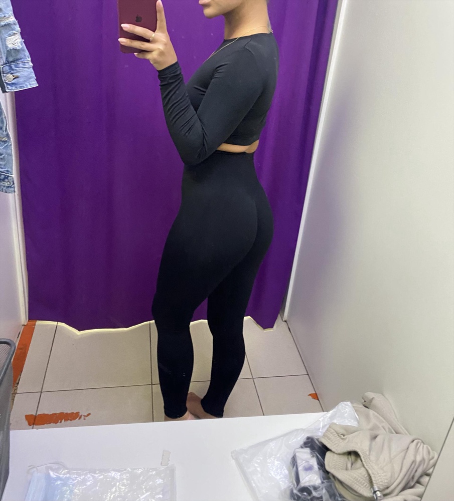 Леггинсы прекрасны, на свой 44, рост 155, взяла S ) отлично сели. 