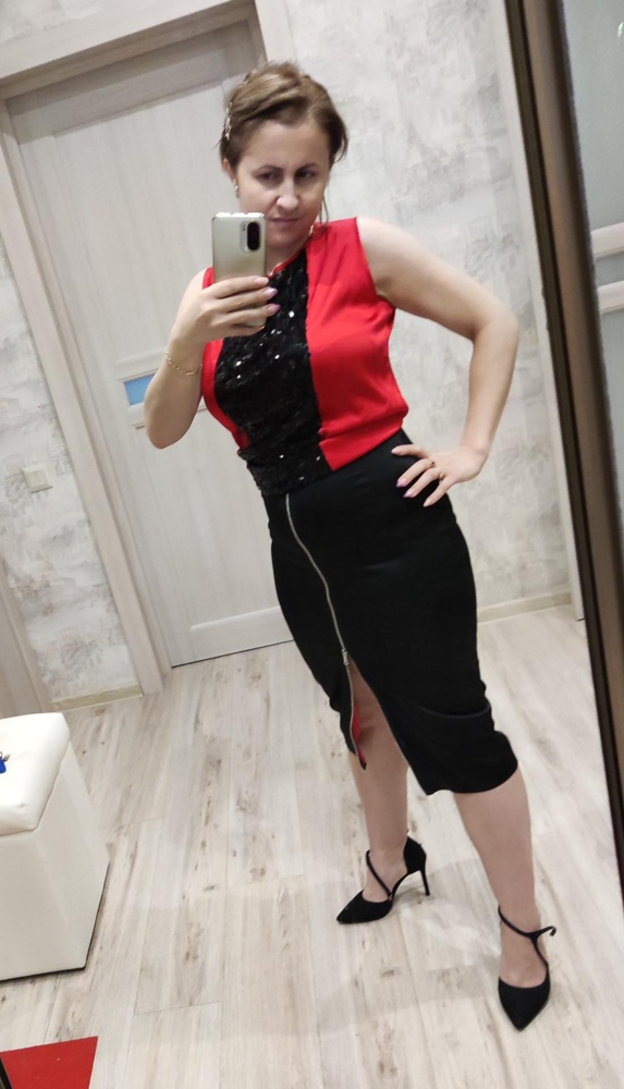 Юбка мне понравилась, она точно придаёт тонкую талию и от того что она длинная тоже  визуально телу что худенькая и высокая если сравнить с мини-юбки. Рост у меня 165 но в этой юбки явно кажусь высше.