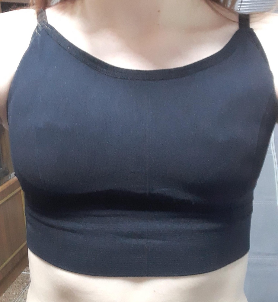 Топ классный но если присмотрется то видно как не ровно прошито и торчат нитки поэтому 2 звезды пришол быстро 07.10 хотя должен был прийти 09.10 или 11.10.