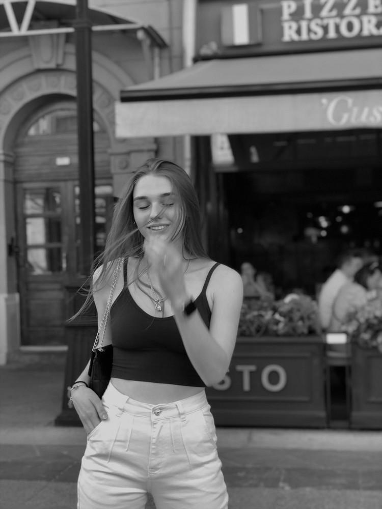 Просто прекрасный топ!🔥 Чашки не видны, материал приятный, всё ровно и красиво🥰 Получила много комплиментов и расспросов, откуда такая прелесть! Успели уже сделать немного фотографий в нём)